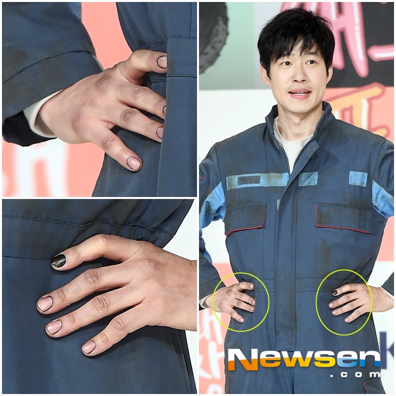 KBS 2TVs new tree drama What is the wind production presentation was held at Amoris Hall in Time Square, Yeongdeungpo-gu, Seoul, at 11 am on January 9th.Yoo Jun-sang poses on the day.On the other hand, Why is it? Drama looks back on the meaning of the family through the daily life and incidents of the adrenaline of the middle-aged man and the younger brothers who have lived as a fool of his brother.It will be broadcast at 10 pm on January 9th day.Jung Yu-jin