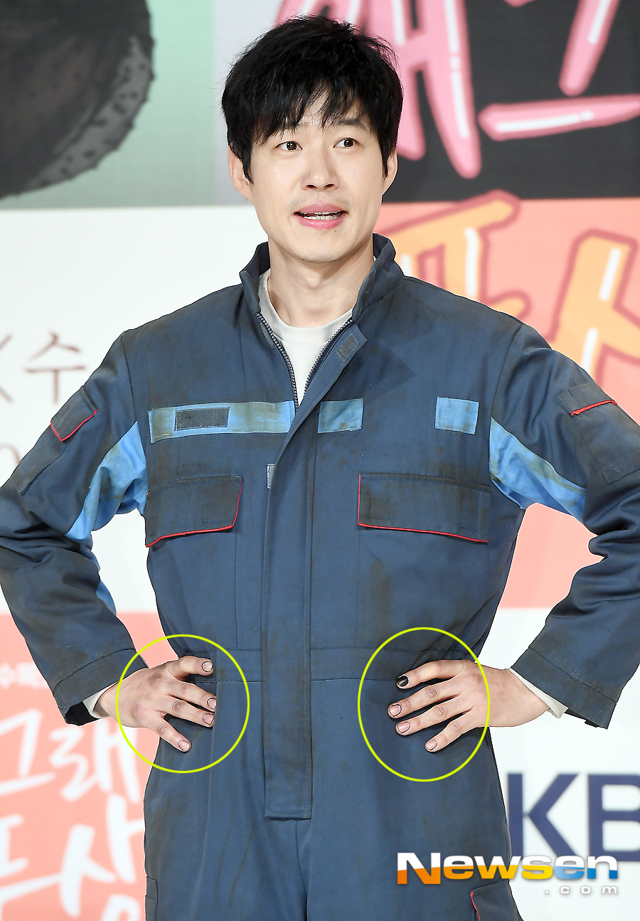 KBS 2TVs new tree drama What is the wind production presentation was held at Amoris Hall in Time Square, Yeongdeungpo-gu, Seoul, at 11 am on January 9th.Yoo Jun-sang poses on the day.On the other hand, Why is it? Drama looks back on the meaning of the family through the daily life and incidents of the adrenaline of the middle-aged man and the younger brothers who have lived as a fool of his brother.It will be broadcast at 10 pm on January 9th day.Jung Yu-jin