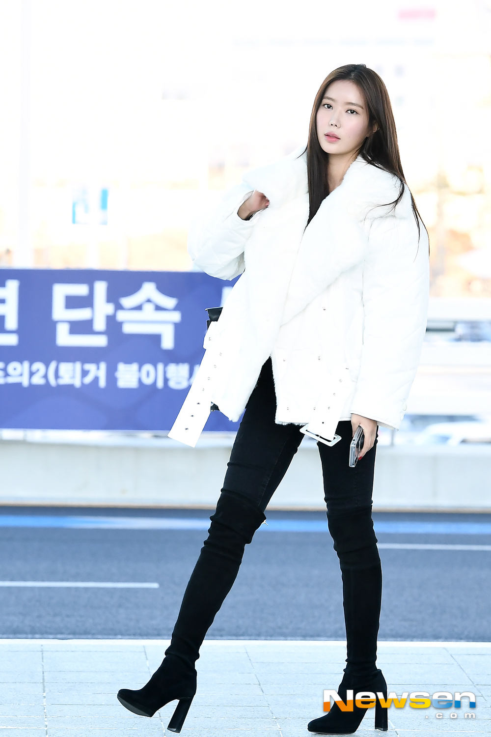 Actor Im Soo-hyang left for Shanghai, China on a schedule overseas through Incheon International Airport in Unseo-dong, Jung-gu, Incheon on the morning of January 9th.Actor Im Soo-hyang is leaving for Shanghai, China, showing off his airport fashion.exponential earthquake