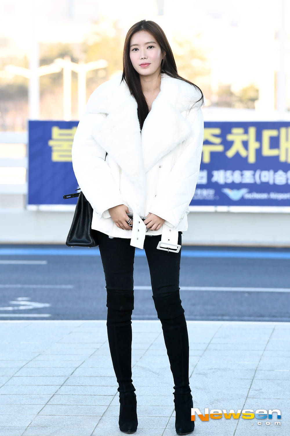 Actor Im Soo-hyang left for Shanghai, China on a schedule overseas through the Incheon International Airport in Unseo-dong, Jung-gu, Incheon on the morning of January 9th.Actor Im Soo-hyang is leaving for Shanghai, China, showing off his airport fashion.exponential earthquake