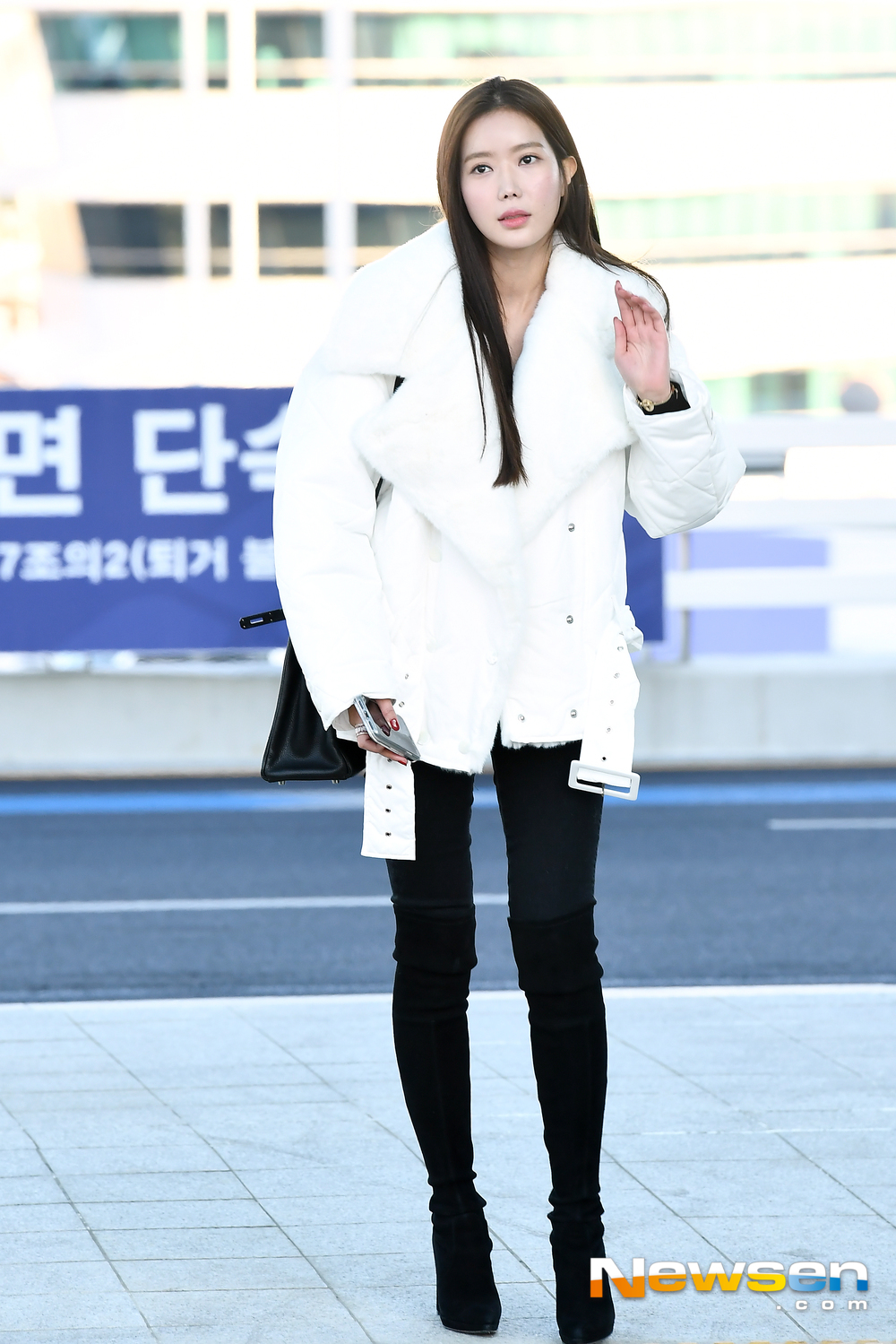 Actor Im Soo-hyang left for Shanghai, China on a schedule overseas through the Incheon International Airport in Unseo-dong, Jung-gu, Incheon on the morning of January 9th.Actor Im Soo-hyang is leaving for Shanghai, China, showing off his airport fashion.exponential earthquake