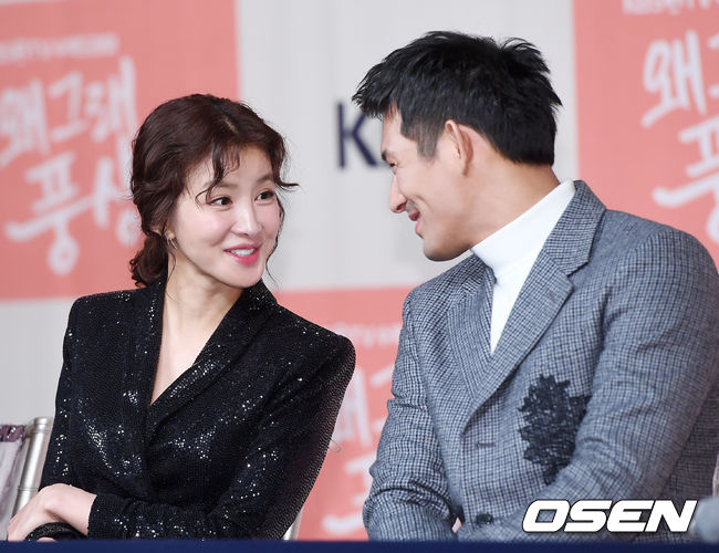 Lee Si-young and Oh Ji-ho are talking at the KBS 2TV new drama Whats the Feng Shui production presentation held at Amoris Hall in Time Square, Yeongdeungpo-gu, Seoul on the 9th day.