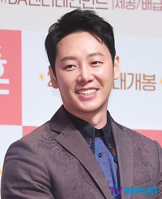 Actor Kim Dong-wook attended the production report of the movie What a Marriage (director Park Ho-chan, Park Soo-jin) at CGV Apgujeong branch in Sinsa-dong, Gangnam-gu, Seoul on the morning of 9th day.What about marriage is set to be released on February 13 as a romantic comedy depicting the story of airline owner Sung Seok (Kim Dong-wook), who plans to marriage to gain freedom, and former track and field athlete Hae-ju (Go Sung-hee), who chose marriage to find his life, pretending to marriage for just three years to achieve each others goals, and what happens when he contracts to live together.