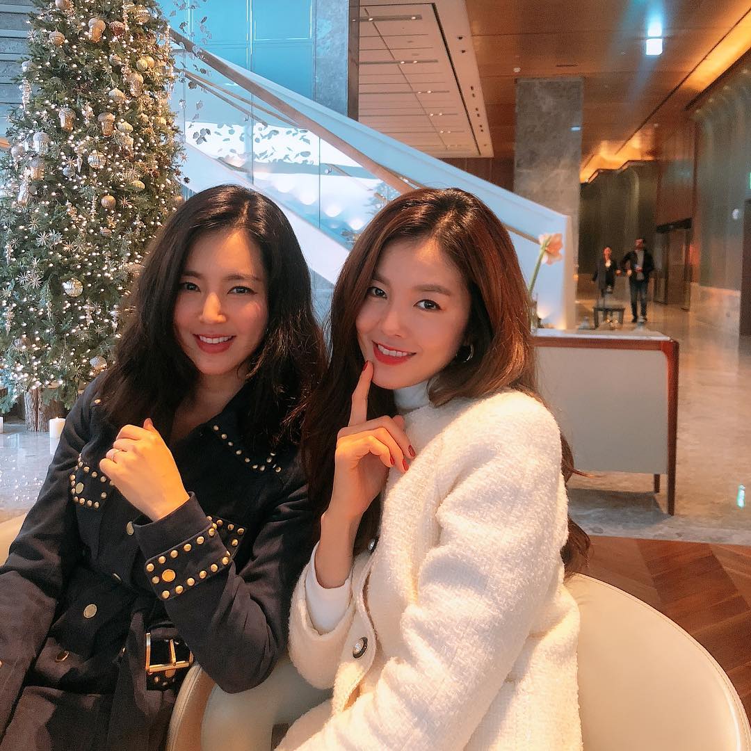 Two actors from the dazzling Beautiful look have met: Kim Sung-eun and Han Chae-ah.On the 8th, Kim Sung-eun said through his instagram, We are awkward to meet and meet with each other.With the beautiful sister, he released two photos.Han Chae-ah and Kim Sung-eun in the public photos sit sweetly and smile brightly and leave a warm two-shot.The unwavering two beautiful lookers drew admiration from the viewers, especially Han Chae-ah, who revealed his own appearance after a long time since giving birth.Kim Sung-eun and Han Chae-ah attended the beauty brand event together.On the other hand, Kim Sung-eun is appearing on TVN Standardly together with her husband Jung Jo Kook.Photo = Kim Sung-eun Instagram