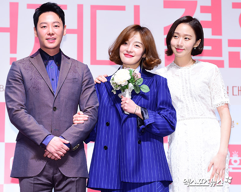 9th day In the morning, Seoul Sinsa-dong, Gangnam CGV Apgujeong Kim Dong-wook, Hwang Bo Ra, and Ko Sung-hee attended the production report of the movie What do you think, marriage have photo time.