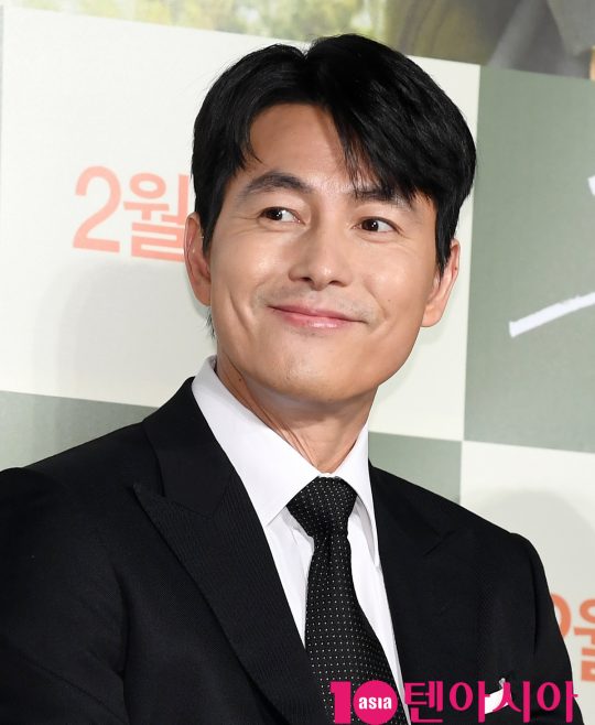 <p>Actor Jung Woo-sung, now 10 days old Seoul with Lotte Cinema Konkuk is a furniture store open in the movie ‘witness’ Production report society attend to smile.</p><p>‘Witness’is a viable murder suspects innocence must be demonstrated that the lawyers ‘order number’(Jung Woo-sung)is incident to the scene of the only witness who autistic girl in ‘clear’(Kim Hyang Gi), but the story that unfolds.</p><p>Jung Woo-sung, Kim Hyang Gi, such as starring and 2 August in the opening.</p>