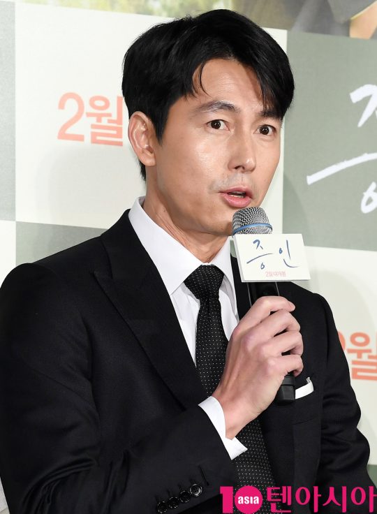 Actor Jung Woo-sung is greeting at a report on the production of the movie Witness at the entrance of Lotte Cinema Counter in Jayang-dong, Gwangjin-gu, Seoul on the morning of the 10th.Witness is a story that Jung Woo-sung, a lawyer who has to prove the innocence of a possible murder suspect, meets Kim Hyang Gi, an autistic girl who is the only witness to the scene of the incident.Jung Woo-sung and Kim Hyung Gi will appear and will be released in February.