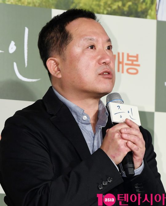 Director Lee Han is attending the production briefing session of the movie Witness at the entrance of the Lotte Cinema Counter in Jayang-dong, Gwangjin-gu, Seoul on the morning of the 10th.Witness is a story that Jung Woo-sung, a lawyer who has to prove the innocence of a possible murder suspect, meets Kim Hyang Gi, an autistic girl who is the only witness to the scene of the incident.Jung Woo-sung and Kim Hyung Gi will appear and will be released in February.
