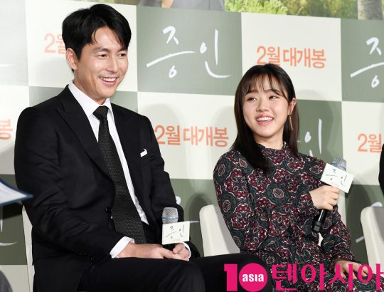 Actors Jung Woo-sung and Kim Hyang Gi attend the film Witness Production Briefing Session held at the entrance of the Lotte Cinema Counter in Jayang-dong, Gwangjin-gu, Seoul on the morning of the 10th.Witness is a story that Jung Woo-sung, a lawyer who has to prove the innocence of a possible murder suspect, meets Kim Hyang Gi, an autistic girl who is the only witness to the scene of the incident.Jung Woo-sung and Kim Hyung Gi will appear and will be released in February.
