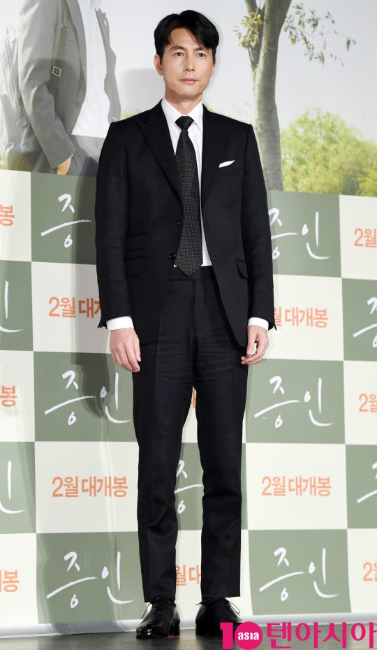 Actor Jung Woo-sung poses at the production briefing session of the movie Witness held at the entrance of the Lotte Cinema Counter in Jayang-dong, Gwangjin-gu, Seoul on the morning of the 10th.Witness is a story that Jung Woo-sung, a lawyer who has to prove the innocence of a possible murder suspect, meets Kim Hyang Gi, an autistic girl who is the only witness to the scene of the incident.Jung Woo-sung and Kim Hyung Gi will appear and will be released in February.