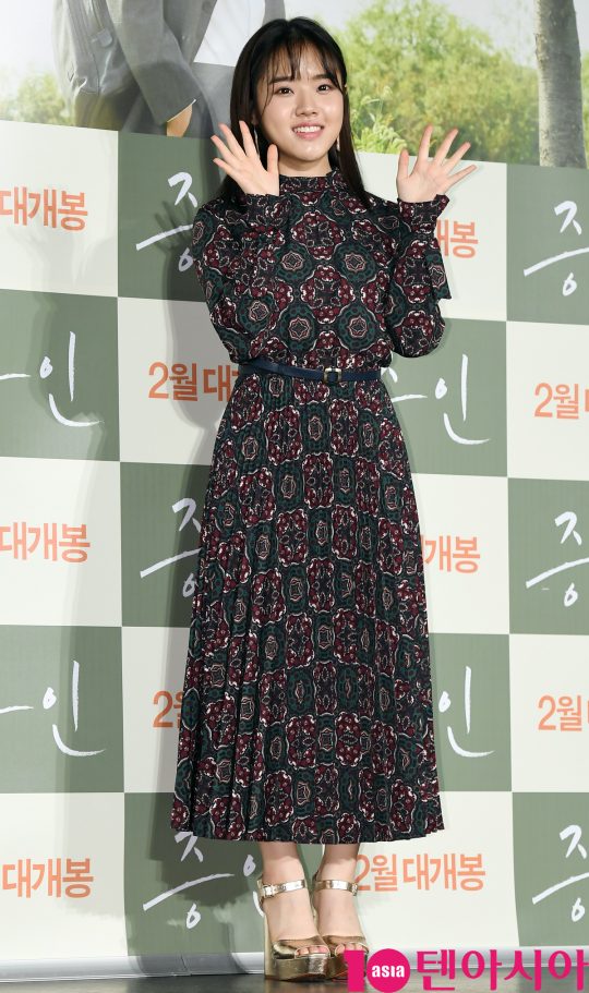 Actor Kim Hyang Gi poses at the production briefing session of the movie Witness at the entrance of the Lotte Cinema Counter in Jayang-dong, Gwangjin-gu, Seoul on the morning of the 10th.Witness is a story that Jung Woo-sung, a lawyer who has to prove the innocence of a possible murder suspect, meets Kim Hyang Gi, an autistic girl who is the only witness to the scene of the incident.Jung Woo-sung and Kim Hyung Gi will appear and will be released in February.
