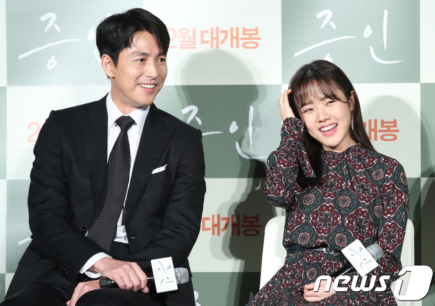 Seoul=) = Actors Jung Woo-sung and Kim Hyang Gi (right) smile at the production report of the movie Witness (director Lee Han) at the entrance of Lotte Cinema Counter in Gwangjin-gu, Seoul on the 10th.Witness is a story about a lawyer, Jung Woo-sung, who has to prove the innocence of a possible murder suspect, meeting Kim Hyang Gi, the only witness to the scene.2019.1.10
