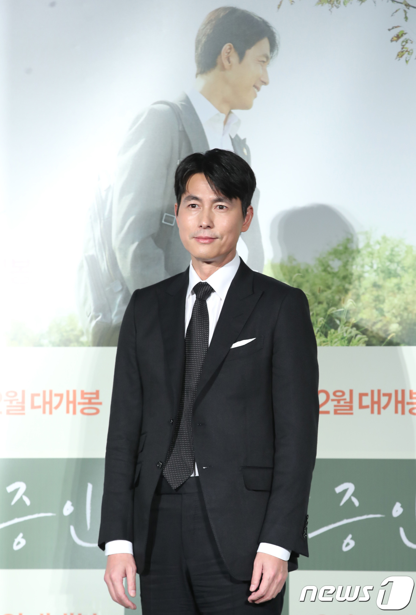 Seoul:) = Actor Jung Woo-sung poses at a production report of the movie Witness (director Lee Han) held at the entrance of Lotte Cinema Counter in Gwangjin-gu, Seoul on the 10th.Witness is a story about a lawyer Sun Ho (Jung Woo-sung), who has to prove the innocence of a possible murder suspect, meeting with autistic girl Ji-woo (Kim Hyang-ki), the only witness on the scene.2019.1.10