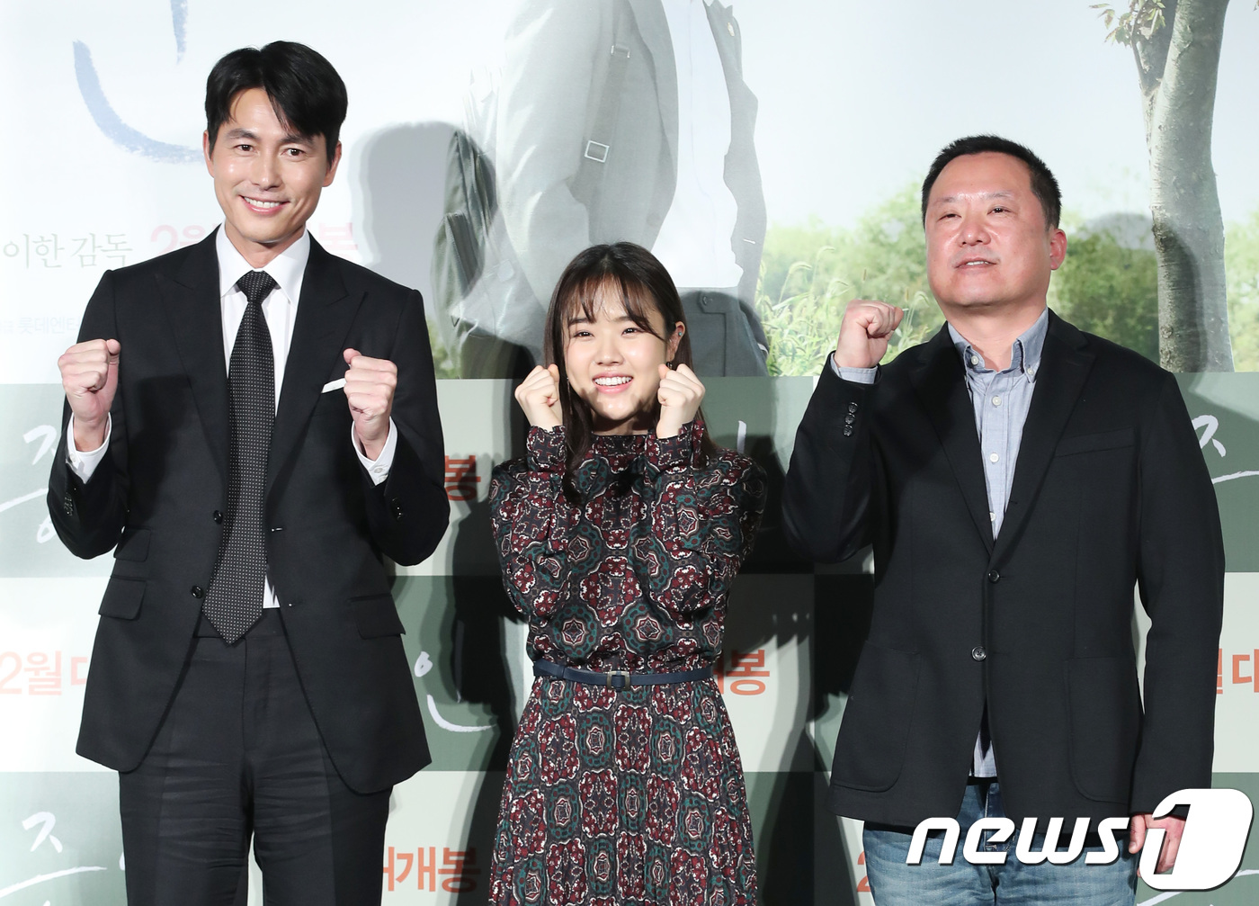 Seoul=) = Actor Jung Woo-sung (from left), Kim Hyang Gi, and Lee Han pose at the production report of the movie Witness at the entrance of Lotte Cinema Counter in Gwangjin-gu, Seoul on the 10th.Witness is a story about a lawyer, Jung Woo-sung, who has to prove the innocence of a possible murder suspect, meeting Kim Hyang Gi, the only witness to the scene.2019.1.10