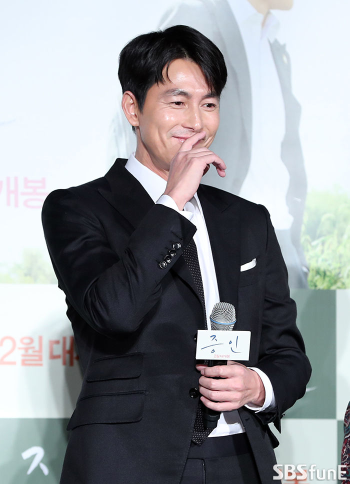 Actor Jung Woo-sung smiles at the production briefing session of the movie Witness held at the entrance of Lotte Cinema Counter in Gwangjin-gu, Seoul on the 10th.