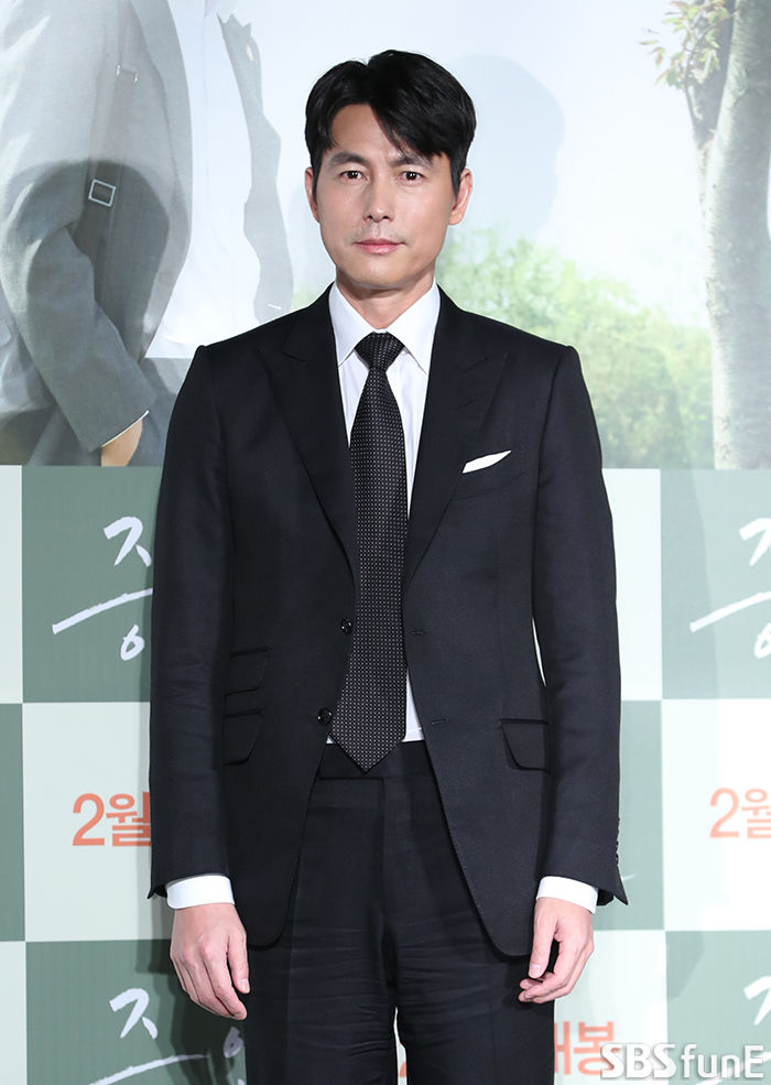 Actor Jung Woo-sung has a photo time at the production meeting of the movie Witness held at the entrance of Lotte Cinema Counter in Gwangjin-gu, Seoul on the 10th.