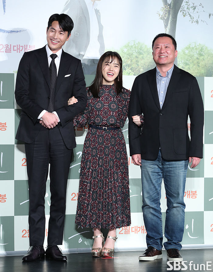 Actor Jung Woo-sung, Kim Hyung Gi, and Lee Han have a photo time at the production briefing session of the movie Witness held at the entrance of Lotte Cinema Counter in Gwangjin-gu, Seoul on the 10th.