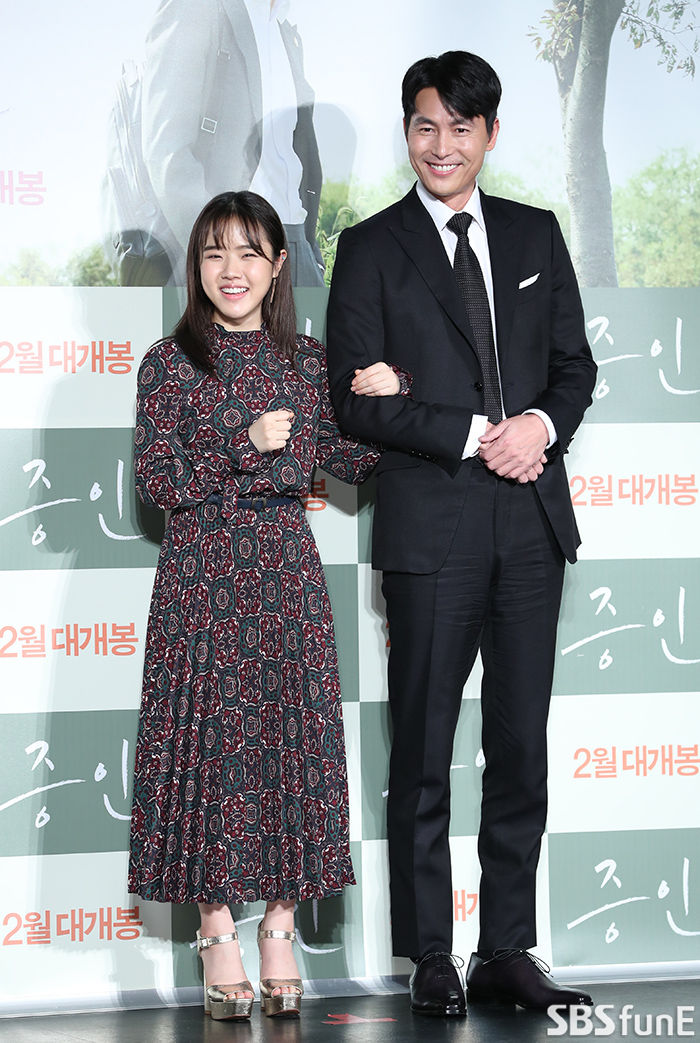 Actors Kim Hyang Gi and Jung Woo-sung have a photo time at the production briefing session of the movie Witness held at the entrance of Lotte Cinema Counter in Gwangjin-gu, Seoul on the 10th.