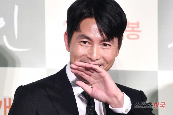 Jung Woo-sung attends the film Witness (director Lee Han) Production Briefing Session at CGV Lotte Cinema in Gwangjin-gu, Seoul on the morning of the 10th.The film Witness depicts the story of a lawyer Sun Ho (Jung Woo-sung), who has to prove the innocence of a possible murder suspect, meeting the only witness at the scene of the incident, autistic girl Jiu (Kim Hyang-gi).It will be released in February.