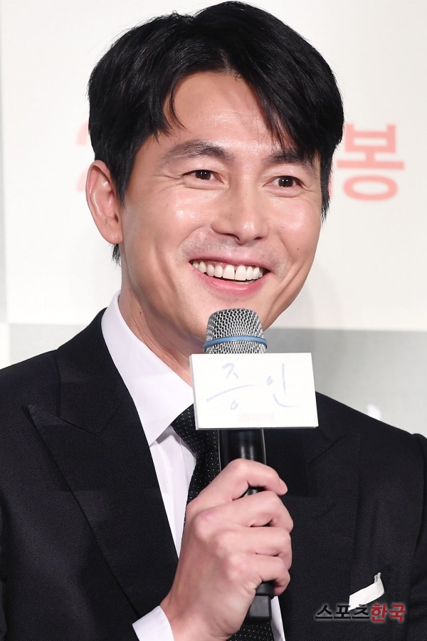 Jung Woo-sung attends the film Witness (director Lee Han) Production Briefing Session at CGV Lotte Cinema in Gwangjin-gu, Seoul on the morning of the 10th.The film Witness depicts the story of a lawyer Sun Ho (Jung Woo-sung), who has to prove the innocence of a possible murder suspect, meeting the only witness at the scene of the incident, autistic girl Jiu (Kim Hyang-gi).It will be released in February.