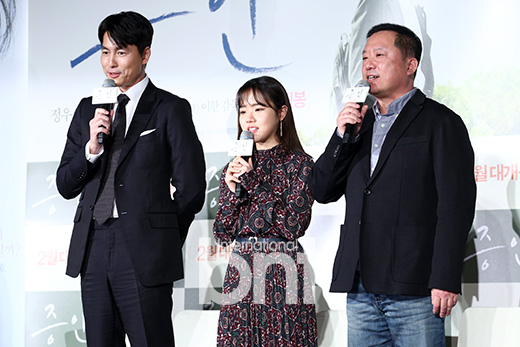 Actors Jung Woo-sung, Kim Hyang Gi, and Lee Han are taking the oath at the production briefing session of the movie Witness (director Lee Han) held at the entrance of Lotte Cinema Counter in Jayang-dong, Gwangjin-gu, Seoul on the morning of the 10th.Witness is a story that unfolds when lawyer Sun Ho (Jung Woo-sung), who has to prove the innocence of a possible murder suspect, meets the only witness at the scene of the incident, Kim Hyang Gi, and is scheduled to open in February.news report
