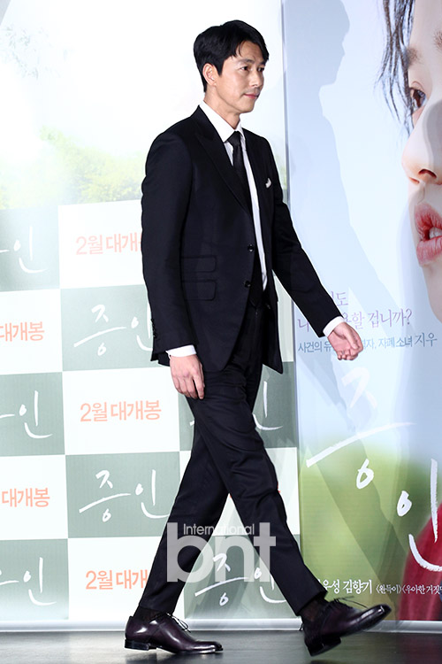 Actor Jung Woo-sung is taking his step at the production briefing session of the movie Windness (director Lee Han) at the entrance of Lotte Cinema Counter in Jayang-dong, Gwangjin-gu, Seoul on the morning of the 10th.Witness is a story that is unfolded in February when a lawyer Sun-ho (Jung Woo-sung), who has to prove the innocence of a possible murder suspect, meets the only witness at the scene of the incident, autistic girl Ji-woo (Kim Hyang-gi).news report
