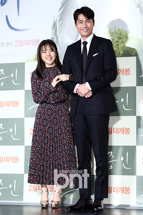 Actors Kim Hyang Gi and Jung Woo-sung attend the film Witness (director Lee Han) Production Briefing Session at the entrance of Lotte Cinema Counter in Jayang-dong, Gwangjin-gu, Seoul on the morning of the 10th.Witness is a story that unfolds when lawyer Sun Ho (Jung Woo-sung), who has to prove the innocence of a possible murder suspect, meets the only witness at the scene of the incident, Kim Hyang Gi, and is scheduled to open in February.news report