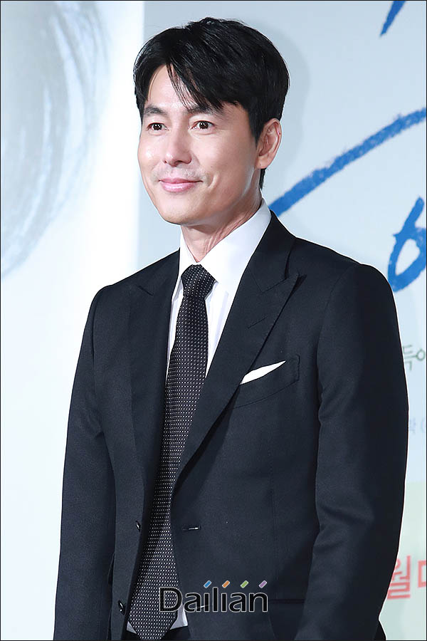 Jung Woo-sung is attending the film Witness Production Briefing session held at the entrance of Lotte Cinema Counter in Gwangjin-gu, Seoul on the 10th.
