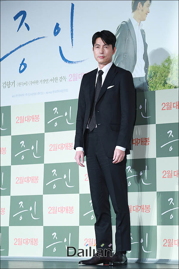 Jung Woo-sung poses at the production briefing session of the movie Witness held at the entrance of Lotte Cinema Counter in Gwangjin-gu, Seoul on the 10th.