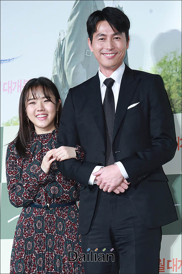 Kim Hyang Gi and Jung Woo-sung pose at the production briefing session held at the entrance of the Lotte Cinema Counter in Gwangjin-gu, Seoul on the 10th.