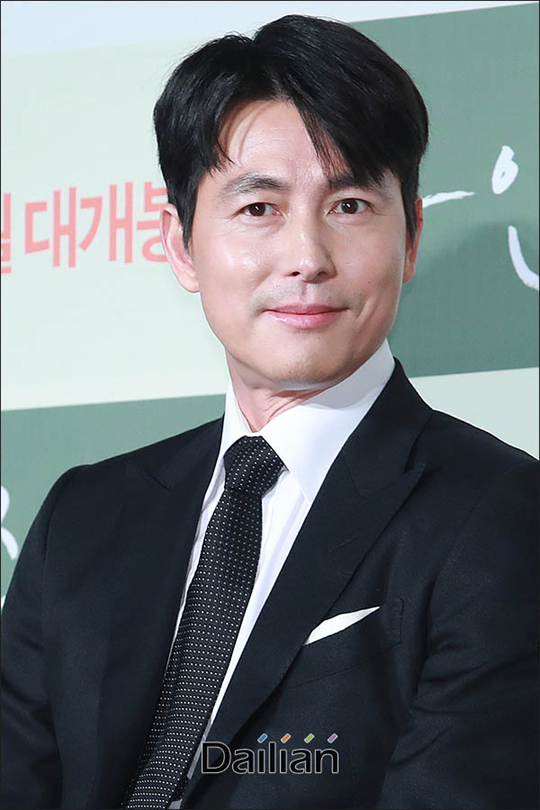 Actor Jung Woo-sung expressed his feelings on the movie Witness.At the production meeting of Witness held at the entrance of Lotte Cinema Counter in Jayang-dong, Seoul on October 10, Jung Woo-sung said, I have been mainly in charge of the character of the strong character, but I read the scenario of Witness and felt warm and warm. He said.Jung Woo-sung played the role of a lawyer who is a salary lawyer who is a smug figure but in fact he is a good person.He is a changing person when he meets Jiwoo, a witness in the case, who was appointed as a partner lawyer of a large law firm.Jung Woo-sung said, It is more comfortable than playing the previous character because it is a regular character. Lawyer Sunho meets Jiwoo when he compromises with reality. In this process, he finds and grows the essence of life and his own value.It was not easy to postpone the process of changing by meeting Jiwoo, but I felt comfortable. Witness starring Jung Woo-sung Kim Hyang-gi is a human drama about a lawyer who is in charge of the defense of a murder suspect meeting an autistic girl who is the only witness to the case.