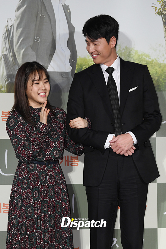 <p> The movie witness Production report society 10 a.m. in Seoul with Lotte Cinema Konkuk is a furniture store was opened in,</p><p>Jung Woo-sung is the niece Fool, such a smile as Kim Hyang Gi gave me a friendly uncle.</p><p>Meanwhile, witnessis a viable murder suspects innocence must be demonstrated that the lawyers order number(Jung Woo-sung)is incident to the scene of the only witness who autistic girl in clear(Kim Hyang Gi), but if that unfolds, its coming to the 2 July opening is scheduled.</p><p>The uncle smiles</p><p>Folded arms giggling?</p><p>Today, the nephew Fool</p><p>17 years of encounter</p>