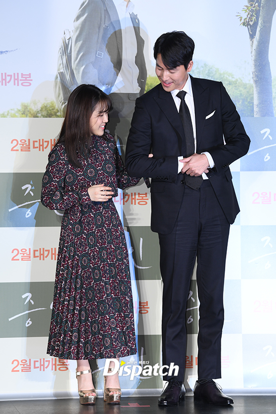 The movie Witness Production Briefing session was held at the entrance of Lotte Cinema Counter in Jayang-dong, Gwangjin-gu, Seoul on the 10th.Jung Woo-sung showed a friendly uncle to Kim Hyung Gi with a stupid smile.Meanwhile, Witness is scheduled to open in February with a film about a lawyer, Jung Woo-sung, who has to prove the innocence of a possible murder suspect, as he meets the only witness at the scene of the incident, the autistic girl Ji-Woo (Kim Hyang Gi).a sweet uncle smileWould you like me to cross my arms?Today, my nephews idiot17 Years of Meeting