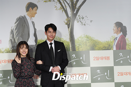 The movie Witness Production Briefing session was held at the entrance of Lotte Cinema Counter in Jayang-dong, Gwangjin-gu, Seoul on the 10th.Jung Woo-sung showed a friendly uncle to Kim Hyung Gi with a stupid smile.Meanwhile, Witness is scheduled to open in February with a film about a lawyer, Jung Woo-sung, who has to prove the innocence of a possible murder suspect, as he meets the only witness at the scene of the incident, the autistic girl Ji-Woo (Kim Hyang Gi).a sweet uncle smileWould you like me to cross my arms?Today, my nephews idiot17 Years of Meeting