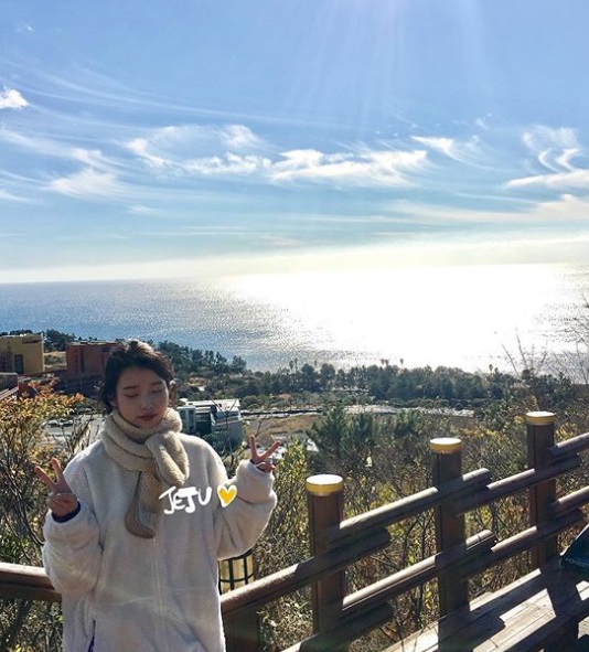 Singer IU has expressed his feelings after his debut tenth anniversary tour concert.IU on the 9th of his SNS tenth anniversary tour concert now.Thank you Yuana (the official fan club of IU) for Jeju Island being the last end of all the performances. Thank you all the audience I met on this tour.Thank you. Our team of invincibles and posted several photos.In the photo, IU stands in the background of the blue sea of ​​Jeju Island, drawing V-shaped with his fingers, and squatting down and cracking tangerines.The IU finished the national tour after the Jeju Island Concert on the 5th.Photo: IU Instagram