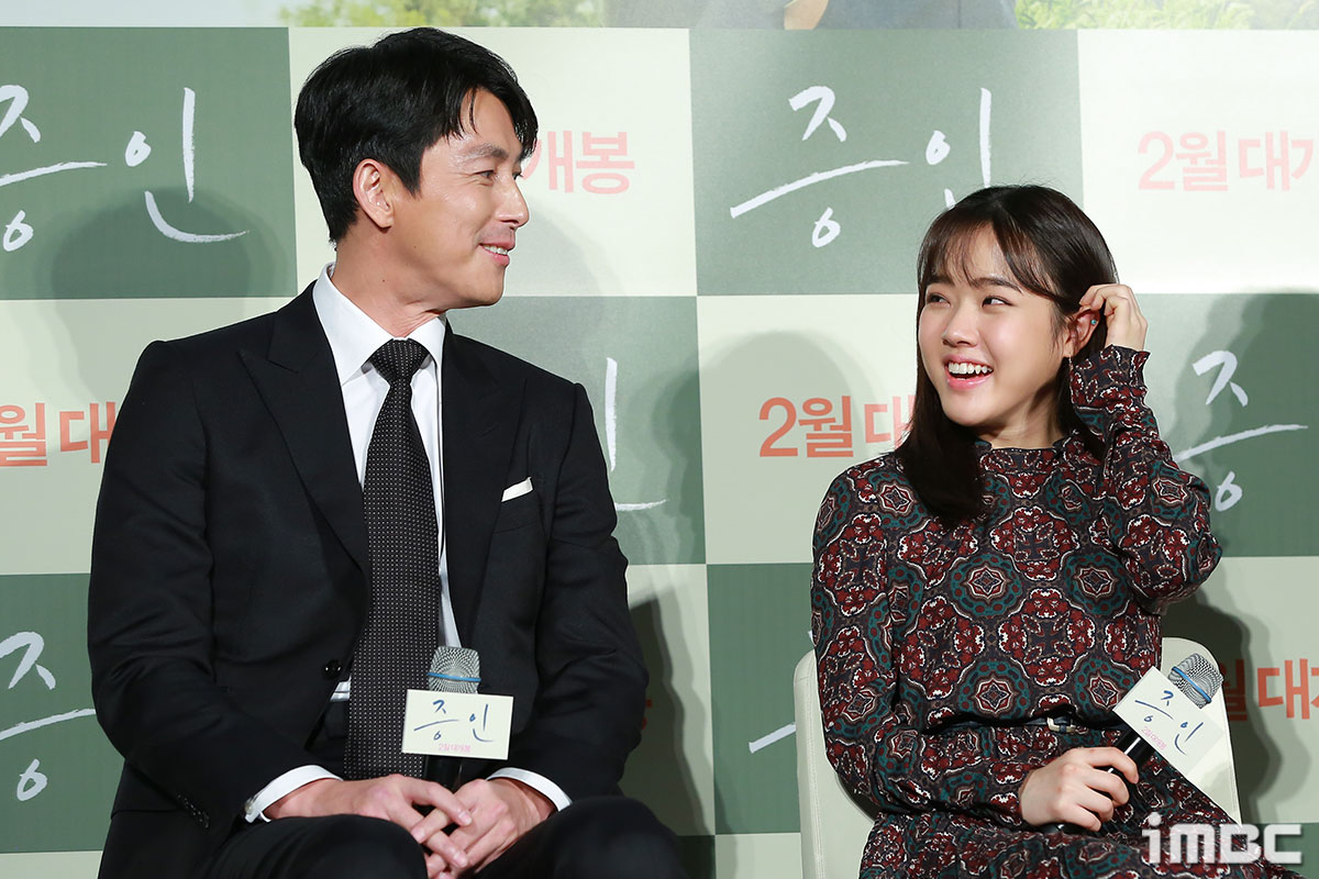 Actor Kim Hyung Gi answered the question while the movie Witness production report was held at Lotte Cinema at the entrance of Gwangjin-gu, Seoul on the 10th.Kim Hyang Gi, who received a lot of love with 26 million viewers last year with God, said, It was a year when I was very happy.I am so grateful and I do not know how to say this anymore, but I am so grateful. He said hello before meeting the audience with Witness .I thought it was a really warm movie, and I wondered what it would be like when the process of communicating with Jiu in the scenario was made into a movie, and I liked the character.It is a movie that I thought I wanted to do very much in that part.Kim Hyang Gi, who has expressed his feelings of appearing, plays the only witness in the case and the autistic girl Jiwoo who lives her own world in this movie and co-works with Jung Woo-sung.Then, she talked about her relationship with Jung Woo-sung, who met in the movie after CF, which was together 17 years ago, at the time of 29 months of age. She said, I tried to stay next to my mother because the filming scene was unfamiliar in my baby.Meanwhile, Witness is a film about the story of Sun Ho (Jung Woo-sung), who became a lawyer for a murder suspect, meeting Kim Hyang Gi, the only witness, and is scheduled to open in February.iMBC Photo