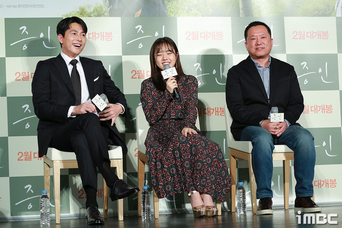 On the morning of the 10th, the movie Witness Production Briefing session was held at the Lotte Cinema at the entrance of Gwangjin-gu, Seoul.Actors Jung Woo-sung, Kim Hyung Gi, and Lee Han attended the event.Witness is a human drama about the story of Sun Ho, who became a lawyer for the murder suspect, meeting his only witness, Kim Hyang Gi.Its coming February.iMBC Photo