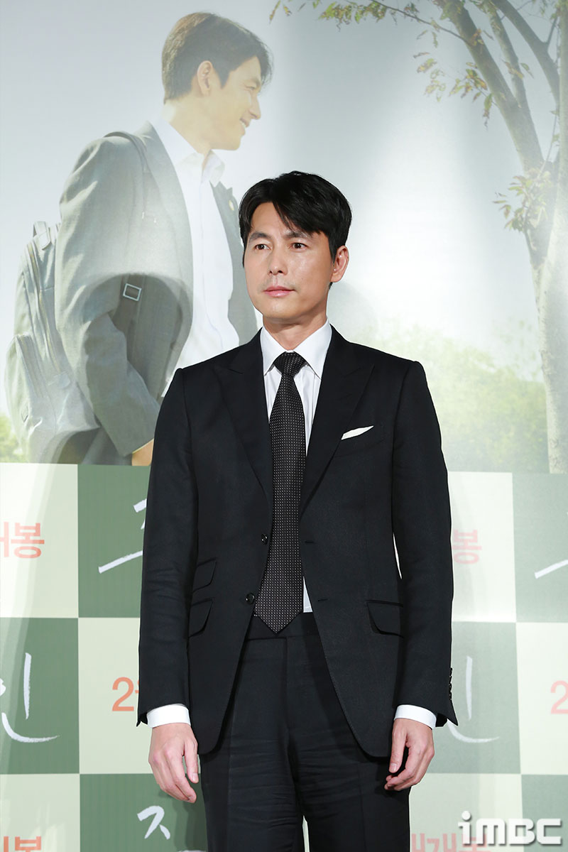 Actor Jung Woo-sung, who attended the Event, has photo time.Witness is a human drama about the story of Sun Ho (Jung Woo-sung), who became a lawyer for a murder suspect, meeting his only witness, autistic girl Jiu (Kim Hyang-gi).iMBC Photo