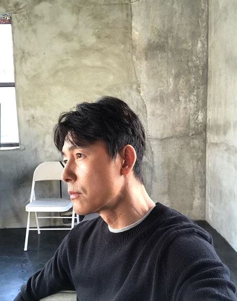 Jung Woo-sung posted a picture on his SNS on the last 9th day without any phrase.Jung Woo-sung in the public photo is sitting somewhere in a place where vintage interiors stand out.Excellent eyes and handsome visuals that are called entertainers entertainers catch the eye.The netizens who responded to the photos responded such as Why are you handsome when you take a strange selfie, Camera does not have good looks and I feel relative deprivation.Meanwhile, Jung Woo-sung is about to release the movie Witness in February.Witness is a film about a lawyer who was in charge of the defense of a murder suspect meeting an autistic girl who is the only witness of the case.