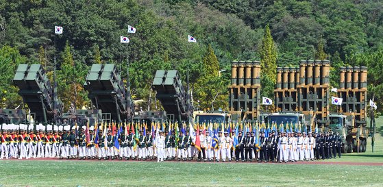 제69주년 국군의 날 기념식은 평택 해군 2함대사령부에서 문재인 대통령이 참석한 가운데 열렸다. 이날 행사에는 북한 핵·미사일 위협을 억제할 수 있는 전략무기가 대거 공개됐다. 군 장병들이 한국형미사일방어(KAMD) 체계의 핵심 무기인 패트리엇(PAC-2) 요격미사일(왼쪽)과 중거리 지대공미사일(M-SAM·천궁) 앞에 도열해 있다. [청와대사진기자단]