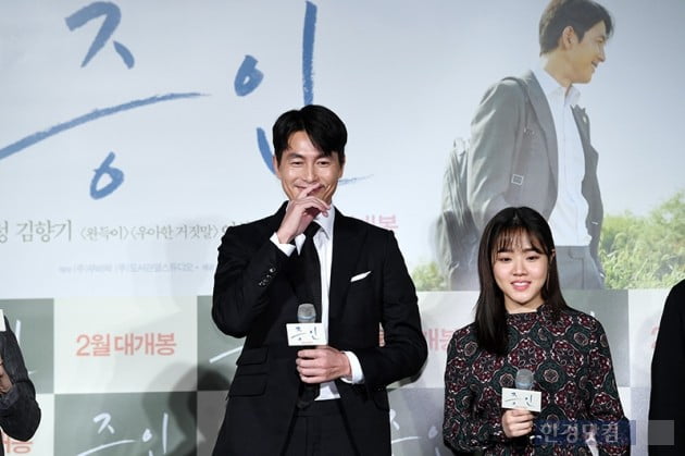 Actors Jung Woo-sung and Kim Hyang Gi attend a report on the production of Witness (Director Lee Han, Production Movie Rock, and Studio next to the Library) at the entrance of Lotte Cinema Counter in Jayang-dong, Seoul on the morning of the 10th.Witness starring Jung Woo-sung and Kim Hyung Gi is a film about the story of Jung Woo-sung, a lawyer who must prove the innocence of a leading murder suspect, meeting Kim Hyung Gi, an autistic girl who is the only witness to the scene of the incident, and is scheduled to open in February.
