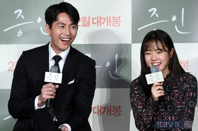 Actors Jung Woo-sung and Kim Hyang Gi attend a report on the production of Witness (Director Lee Han, Production Movie Rock, and Studio next to the Library) at the entrance of Lotte Cinema Counter in Jayang-dong, Seoul on the morning of the 10th.Witness starring Jung Woo-sung and Kim Hyung Gi is a film about the story of Jung Woo-sung, a lawyer who must prove the innocence of a leading murder suspect, meeting Kim Hyung Gi, an autistic girl who is the only witness to the scene of the incident, and is scheduled to open in February.