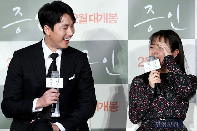 Actors Jung Woo-sung and Kim Hyang Gi attend a report on the production of Witness (Director Lee Han, Production Movie Rock, and Studio next to the Library) at the entrance of Lotte Cinema Counter in Jayang-dong, Seoul on the morning of the 10th.Witness starring Jung Woo-sung and Kim Hyung Gi is a film about the story of Jung Woo-sung, a lawyer who must prove the innocence of a leading murder suspect, meeting Kim Hyung Gi, an autistic girl who is the only witness to the scene of the incident, and is scheduled to open in February.