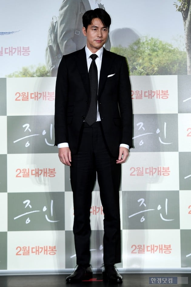 Actor Jung Woo-sung attends a report on the production of Witness (Director Lee Han, Production Movie Rock, and Studio next to the Library) held at the entrance of Lotte Cinema Counter in Jayang-dong, Seoul on the 10th.Witness starring Jung Woo-sung and Kim Hyung Gi is a film about the story of Jung Woo-sung, a lawyer who must prove the innocence of a leading murder suspect, meeting Kim Hyung Gi, an autistic girl who is the only witness to the scene of the incident, and is scheduled to open in February.