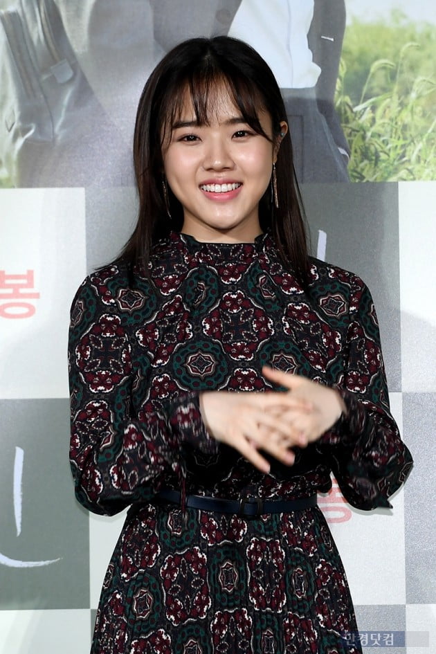 Actor Kim Hyang Gi attends a report on the production of Witness (Director Lee Han, Production Movie Rock, and Studio next to the Library) at the entrance of Lotte Cinema Counter in Jayang-dong, Seoul on the 10th.Witness starring Jung Woo-sung and Kim Hyung Gi is a film about the story of Jung Woo-sung, a lawyer who must prove the innocence of a leading murder suspect, meeting Kim Hyung Gi, an autistic girl who is the only witness to the scene of the incident, and is scheduled to open in February.