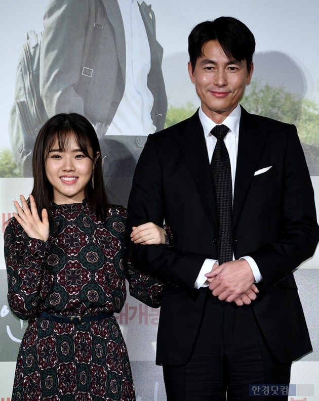 Actors Kim Hyang Gi and Jung Woo-sung attend a report on the production of Witness (Director Lee Han, Production Movie Rock, and Studio next to the Library) at the entrance of Lotte Cinema Counter in Jayang-dong, Seoul on the morning of the 10th.Witness starring Jung Woo-sung and Kim Hyung Gi is a film about the story of Jung Woo-sung, a lawyer who must prove the innocence of a leading murder suspect, meeting Kim Hyung Gi, an autistic girl who is the only witness to the scene of the incident, and is scheduled to open in February.