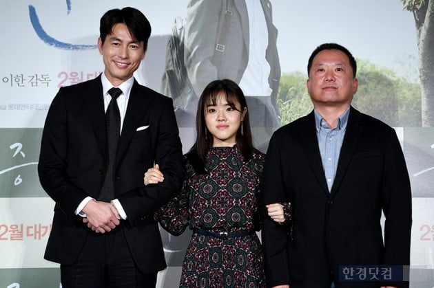 Actors Jung Woo-sung, Kim Hyang Gi, and Lee Han attended the production report of Witness (director Lee Han, production movie rock, and studio next to the library) held at the entrance of Lotte Cinema Counter in Jayang-dong, Seoul on the morning of the 10th.Witness starring Jung Woo-sung and Kim Hyung Gi is a film about the story of Jung Woo-sung, a lawyer who must prove the innocence of a leading murder suspect, meeting Kim Hyung Gi, an autistic girl who is the only witness to the scene of the incident, and is scheduled to open in February.