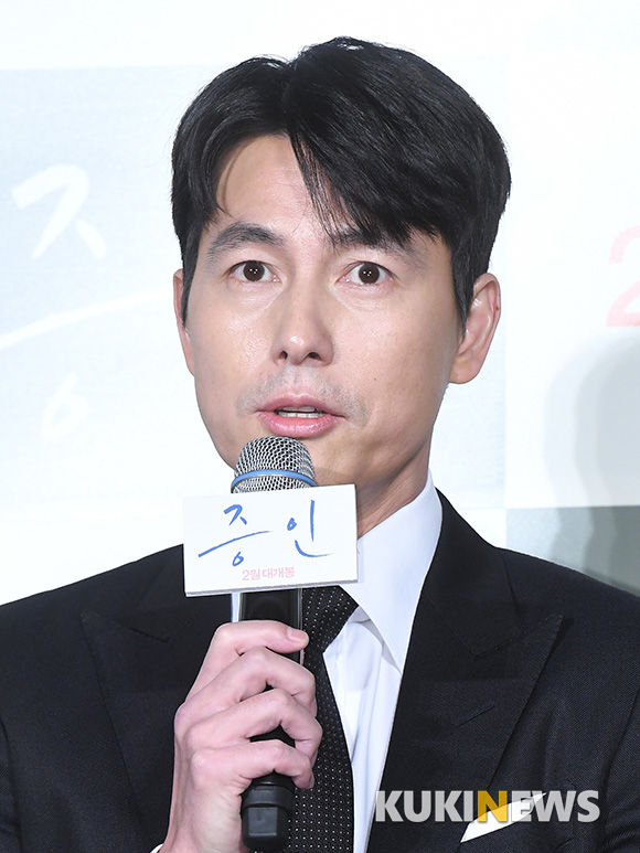 Actor Jung Woo-sung is greeting him at a Production briefing session of the movie Witness (director Lee Han) held at the entrance of Lotte Cinema Counter in Seoul on the morning of the 10th.Witness depicts the story of a lawyer who has to prove the innocence of a likely murder suspect meeting the only witness, an autistic girl.Actors Jung Woo-sung and Kim Hyang-gi will appear and will be released next month.