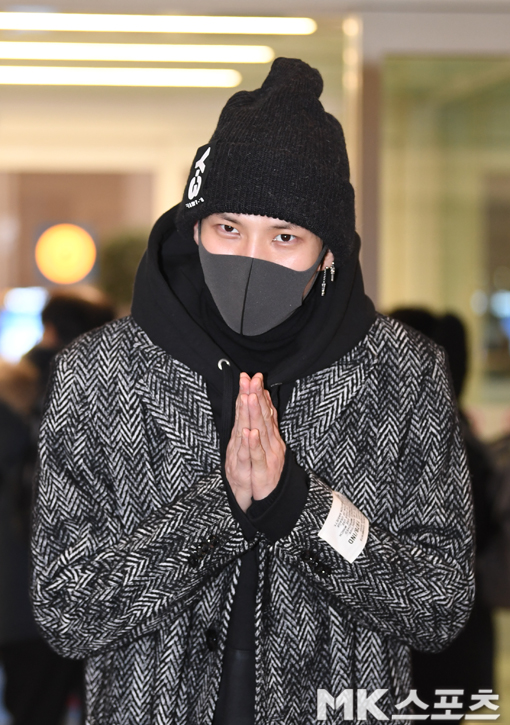 On the morning of the 10th, VIXXs Leo left for Japan through the Incheon International Airport to digest his overseas schedule.Leo poses as he heads to the departure hall.