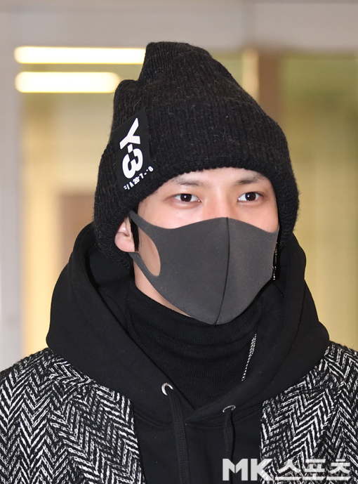 On the morning of the 10th, VIXXs Leo left for Japan through the Incheon International Airport to digest his overseas schedule.Leo poses as he heads to the departure hall.